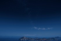 小明今年刚考上大学是属应届生吗？小明没考上大学？